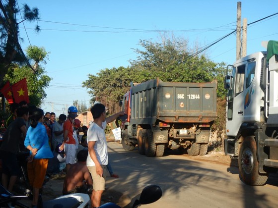 Dân bức xúc chặn xe chở vật liệu vào dự án lấn biển tại Phan Thiết ảnh 2