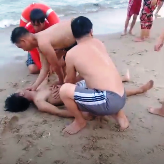 Một cán bộ kiểm lâm tử vong khi tắm biển ở Bình Thuận ảnh 1