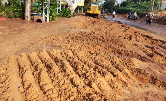 Cát đỏ tràn xuống đường ven biển Mũi Né gây ách tắc giao thông ảnh 2