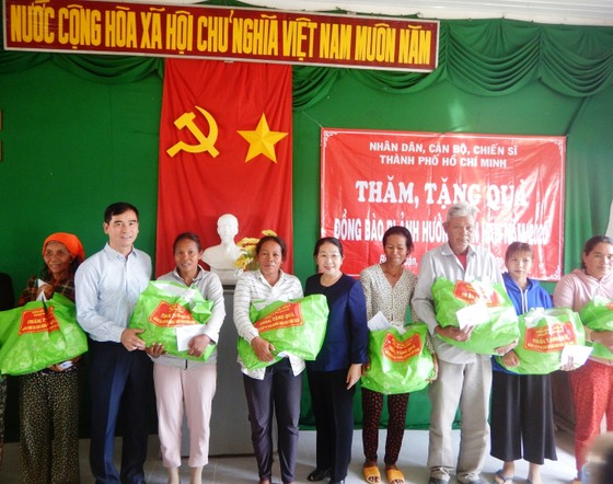 Phó Bí thư Thành ủy TPHCM Võ Thị Dung thăm, trao quà hỗ trợ người dân vùng tâm hạn Bình Thuận ảnh 2