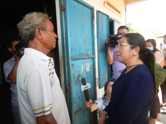 Phó Bí thư Thành ủy TPHCM Võ Thị Dung thăm, trao quà hỗ trợ người dân vùng tâm hạn Bình Thuận ảnh 3