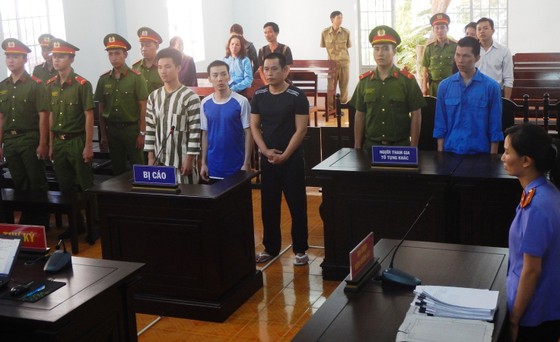 Nhét cưa sắt trong cây chả rồi tuồn vào nhà tạm giam để trốn trại, 3 bị cáo tội chồng tội ảnh 2