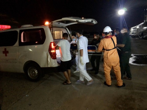 25 ngư dân trên tàu cá bị nạn được đưa về cảng Phú Quý an toàn ảnh 1