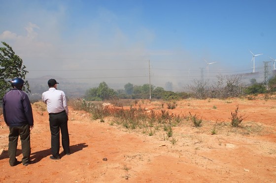 Cháy lớn đe dọa hàng loạt dự án điện gió, Chủ tịch huyện trực tiếp chỉ đạo dập lửa ảnh 5