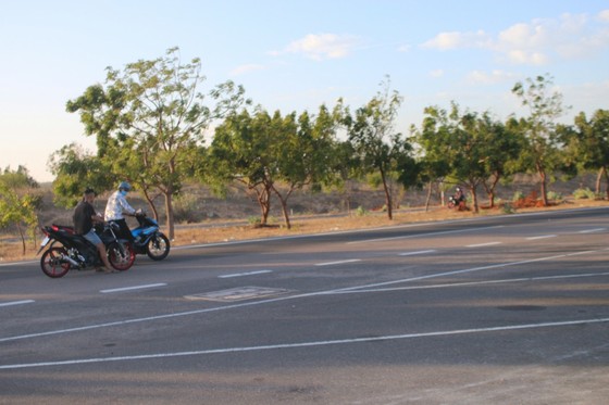 Nhức nhối nạn đua xe trái phép trên cung đường 'tiểu sa mạc' Hòa Thắng - Hòa Phú ảnh 2