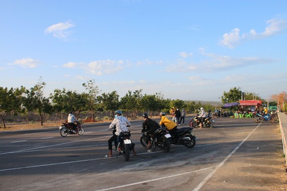 Nhức nhối nạn đua xe trái phép trên cung đường 'tiểu sa mạc' Hòa Thắng - Hòa Phú ảnh 6