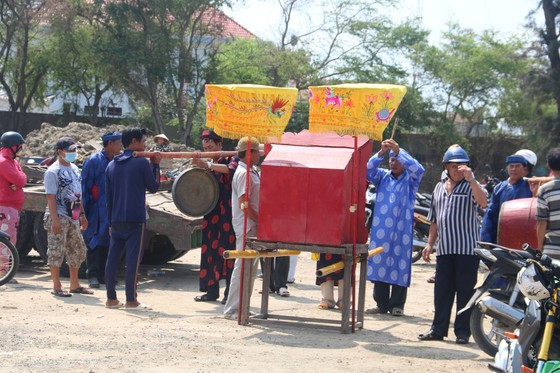 Bình Thuận: Cá voi nặng gần 10 tấn, dài 15m lụy ngoài khơi được đưa vào bờ ảnh 3