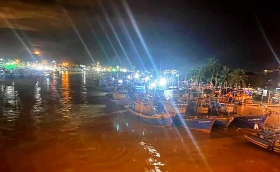 Trắng đêm ứng cứu hàng chục tàu thuyền của ngư dân bị nước lũ cuốn trôi ảnh 2