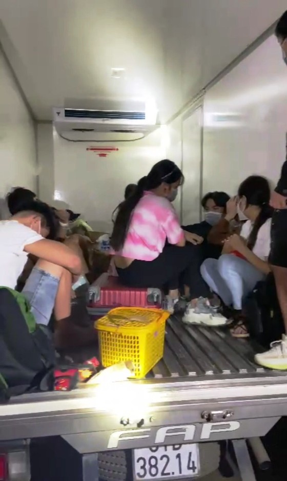 Nhồi nhét 15 người trong xe đông lạnh để vượt chốt kiểm dịch ảnh 2