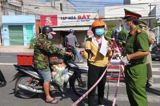 Bình Thuận tái thiết lập chốt kiểm soát, kiểm tra người ra và vào 'vùng đỏ', 'vùng cam' ảnh 1