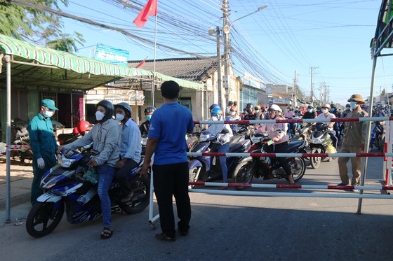 Ùn tắc nghiêm trọng tại chốt kiểm soát 'vùng đỏ' trên quốc lộ 28 qua tỉnh Bình Thuận ảnh 5