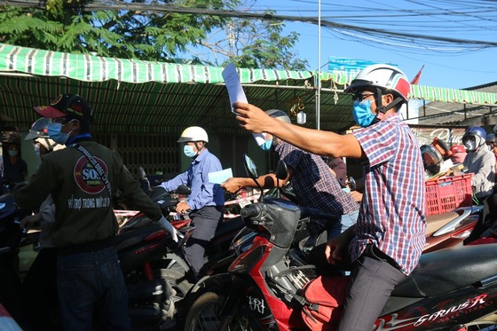 Ùn tắc nghiêm trọng tại chốt kiểm soát 'vùng đỏ' trên quốc lộ 28 qua tỉnh Bình Thuận ảnh 1