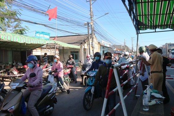 Ùn tắc nghiêm trọng tại chốt kiểm soát 'vùng đỏ' trên quốc lộ 28 qua tỉnh Bình Thuận ảnh 7
