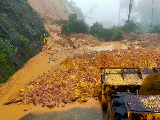 Nhiều tuyến đường ở miền Trung, Tây Nguyên bị ngập và sạt lở do mưa lớn  ảnh 11