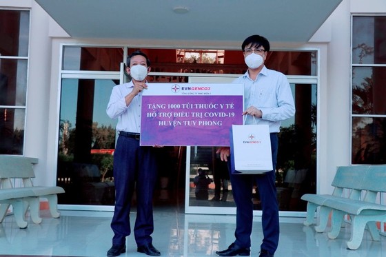Tổng Công ty Phát điện 3 và Công ty Nhiệt điện Vĩnh Tân trao tặng 1.700 túi thuốc đến các F0 tại tỉnh Bình Thuận ảnh 1