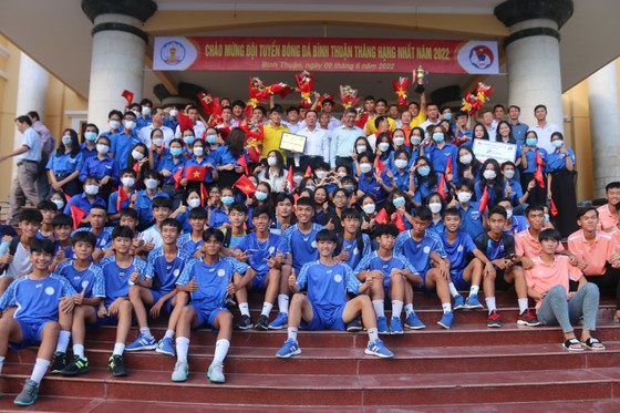   Lễ đón đội tuyển bóng đá Bình Thuận thăng hạng sau gần 30 năm chờ đợi ảnh 6