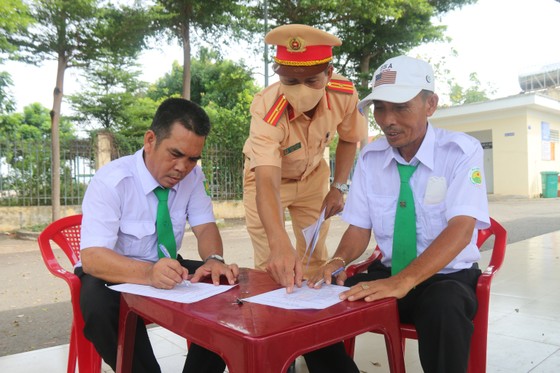 CSGT Bình Thuận tuyên truyền chủ quán nhậu cam kết nhắc nhở khách hàng 'Đã uống rượu bia - Không lái xe' ảnh 4