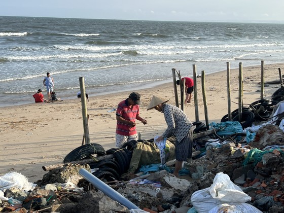 Bình Thuận: Sóng lớn gây sạt lở bờ biển nghiêm trọng, nhiều tài sản bị cuốn trôi ảnh 3