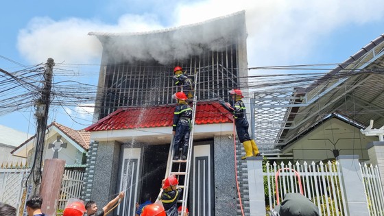 Huy động chó nghiệp vụ, máy múc phá tường nhà tìm kiếm 3 mẹ con trong vụ cháy ở Ninh Thuận ảnh 2