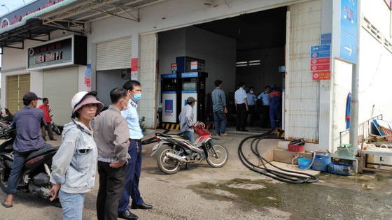 Thiếu hụt nguồn dầu vào thời điểm khai thác chính vụ, ngư dân Bình Thuận lao đao ảnh 2