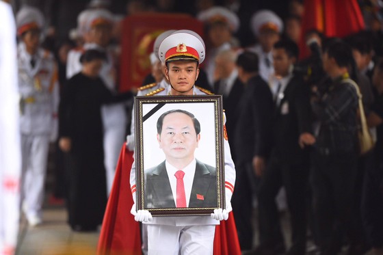 Xúc động tiễn đưa Chủ tịch nước Trần Đại Quang về nơi an nghỉ cuối cùng ảnh 10