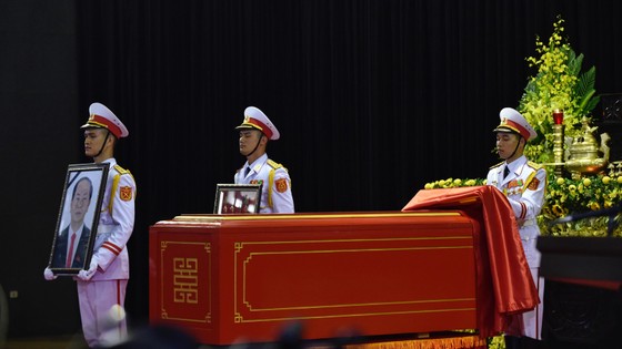 Xúc động tiễn đưa Chủ tịch nước Trần Đại Quang về nơi an nghỉ cuối cùng ảnh 9