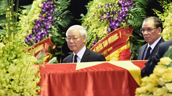Xúc động tiễn đưa Chủ tịch nước Trần Đại Quang về nơi an nghỉ cuối cùng ảnh 6