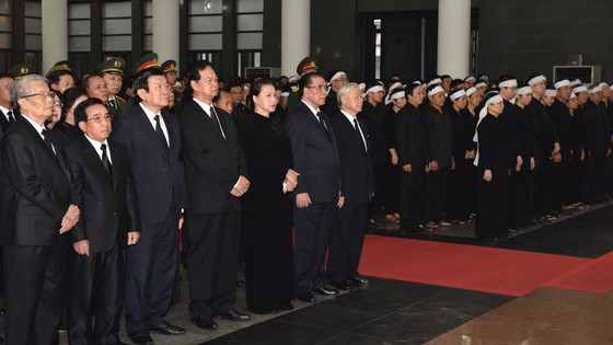 Xúc động tiễn đưa Chủ tịch nước Trần Đại Quang về nơi an nghỉ cuối cùng ảnh 3