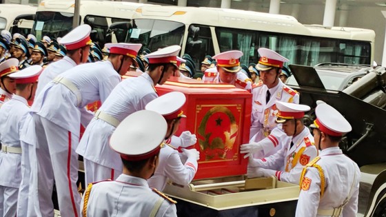 Xúc động tiễn đưa Chủ tịch nước Trần Đại Quang về nơi an nghỉ cuối cùng ảnh 15