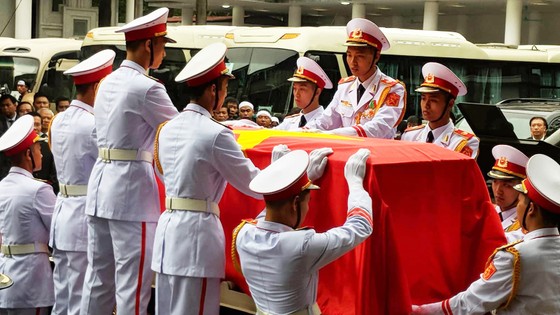 Xúc động tiễn đưa Chủ tịch nước Trần Đại Quang về nơi an nghỉ cuối cùng ảnh 16
