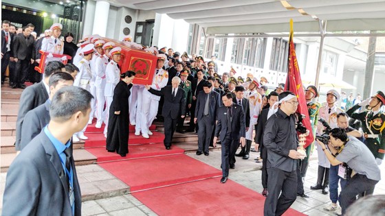 Xúc động tiễn đưa Chủ tịch nước Trần Đại Quang về nơi an nghỉ cuối cùng ảnh 13