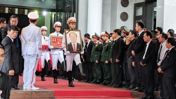 Xúc động tiễn đưa Chủ tịch nước Trần Đại Quang về nơi an nghỉ cuối cùng ảnh 11