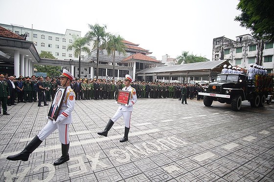 Xúc động tiễn đưa Chủ tịch nước Trần Đại Quang về nơi an nghỉ cuối cùng ảnh 20