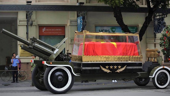 Xúc động tiễn đưa Chủ tịch nước Trần Đại Quang về nơi an nghỉ cuối cùng ảnh 31