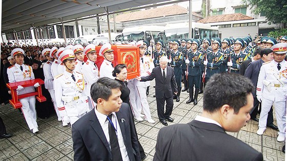 Xúc động tiễn đưa Chủ tịch nước Trần Đại Quang về nơi an nghỉ cuối cùng ảnh 21