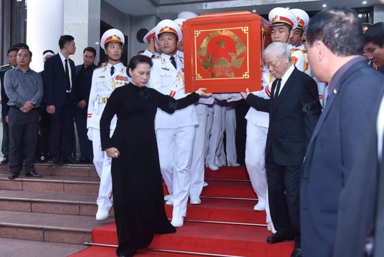 Xúc động tiễn đưa Chủ tịch nước Trần Đại Quang về nơi an nghỉ cuối cùng ảnh 12