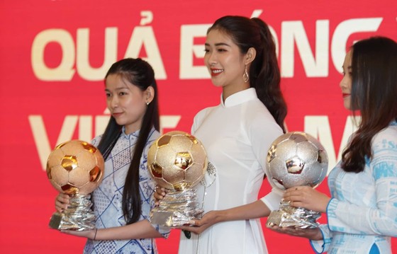 Họp báo công bố kế hoạch tổ chức giải thưởng Quả bóng Vàng Việt Nam 2019 ảnh 12