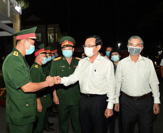 Bí thư Thành ủy TPHCM Nguyễn Văn Nên thăm, chúc tết quân đội, công an đêm 30 Tết ảnh 1