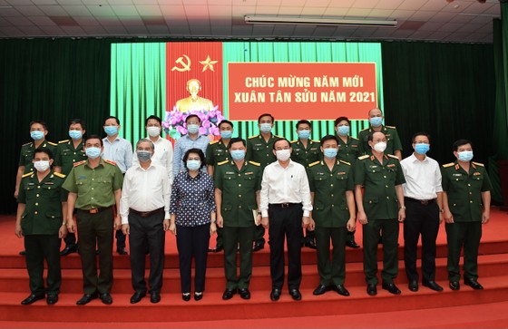 Bí thư Thành ủy TPHCM Nguyễn Văn Nên thăm, chúc tết quân đội, công an đêm 30 Tết ảnh 2