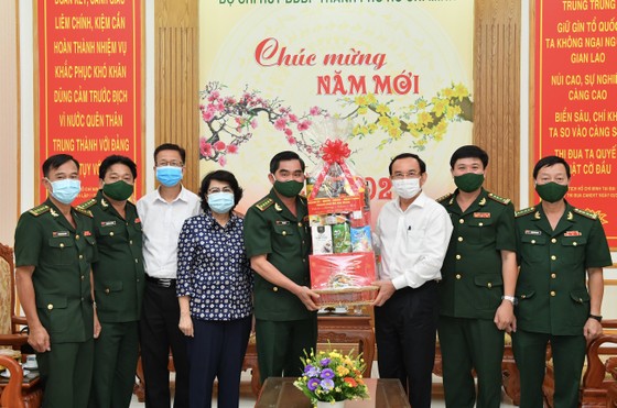 Bí thư Thành ủy TPHCM Nguyễn Văn Nên thăm, chúc tết quân đội, công an đêm 30 Tết ảnh 3