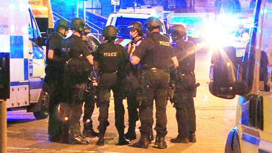 Cảnh sát bên ngoài Manchester Arena. 