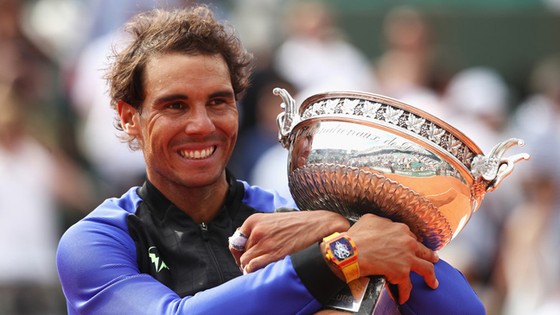 Rafael Nadal sung sướng ôm trọn chiếc cúp Suzanne Lenglen vào lòng.