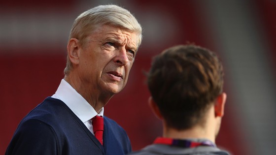 Arsene Wenger cũng vừa than phiền vì Arsenal phải làm khách ở 5 trong 6 trận trở về từ vòng bảng Europa League.
