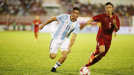  Đoàn Văn Hậu (phải) trong màu áo U20 Việt Nam gặp U20 Argentina.
