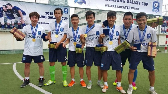 Dễ dàng nhận ra những Nam “nhóc”, Trung “độ”... của Sài Gòn FC vừa “bợ” cúp vô địch ở một giải đấu phong trào.