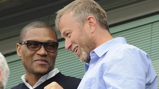 Michael Emenalo (trái) là nhân vật có tiếng nói quan trọng thứ 2 tại Chelsea, chỉ sau ông chủ Roman Abramovich.