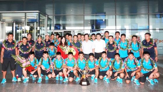 U15 Việt Nam được người hâm mộ chờ đón tại sân bay Nội Bài. Ảnh: T.L