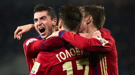 Các cầu thủ CSKA Moskva ăn mừng chiến thắng.