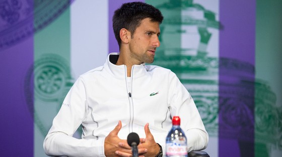 Novak Djokovic trong buổi họp báo sau khi bỏ cuộc ở tứ kết Wimbledon