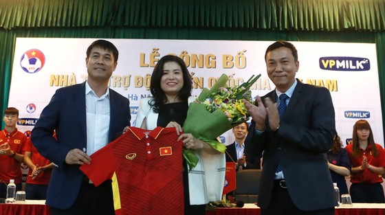 Lãnh đạo VFF, đội tuyển Việt Nam và VPMilk trong lễ ký hợp đồng tài trợ.